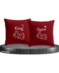 Rote kissen mit king und queen