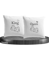 Weiße kissen mit king und queen