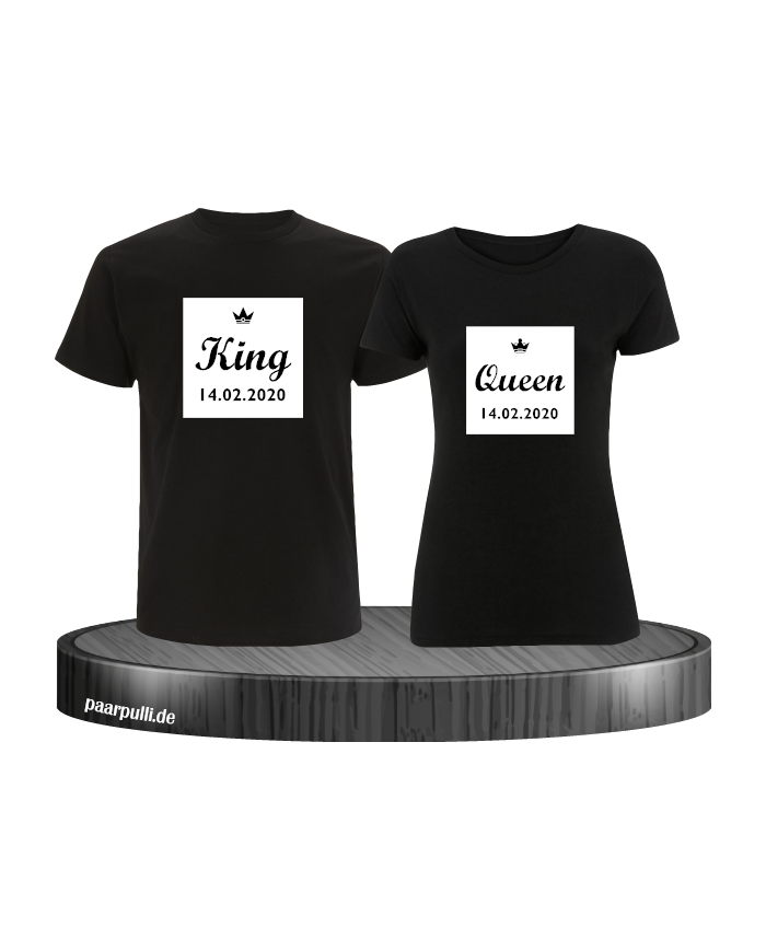 King Queen Partnerlook T Shirts im Kasten mit Wunschdatum in schwarz