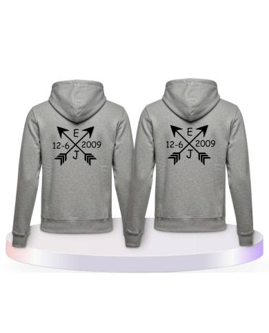 Gemeinsamer Look: Arrows mit Initialen und Datum Hoodies | Paarpulli