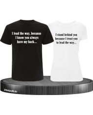 T-Shirts für Pärchen bedruckt mit I lead the way und I stand behind you in schwarz weiß