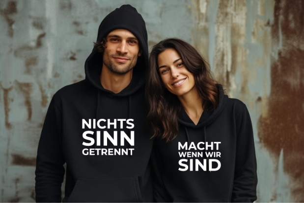 Paar in schwarzen Partnerlook-Hoodies