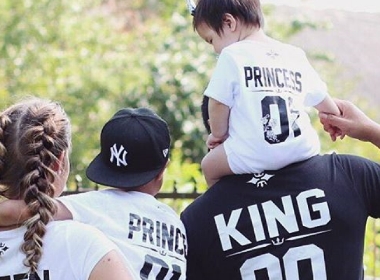 Familie mit Wunschdatum-Shirts